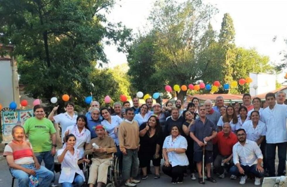 "Almohada", "perfume" y "tomar un café con una señorita": los deseos de Navidad de los abuelos del Padre Lamónaca