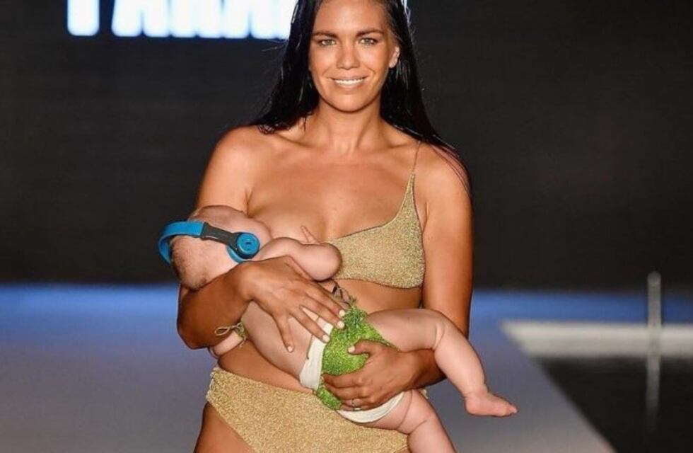 Una modelo sorprendió a todos dándole el pecho a su beba mientras desfilaba