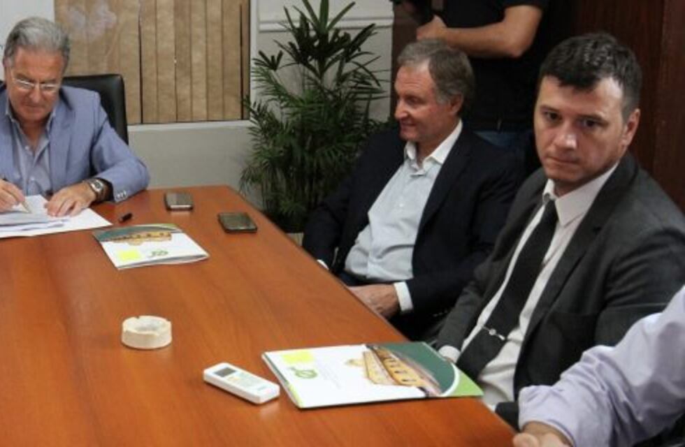 El gobierno provincial firmó convenios con Gualeguaychú y otros municipios para subsidiar el transporte