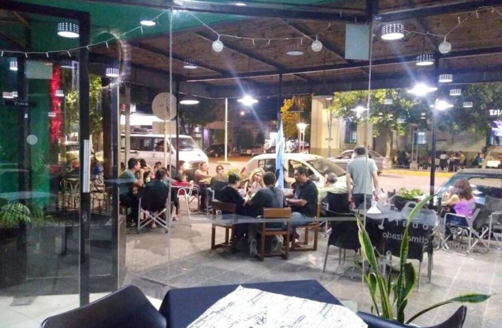 En Alvear ampliaron el horario de atención de los café y restaurantes