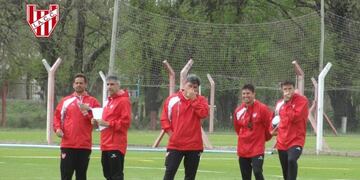 Gabriel Gómez y su cuerpo técnico a pleno\u002E Planea repetir formación ante la Lepra\u002E