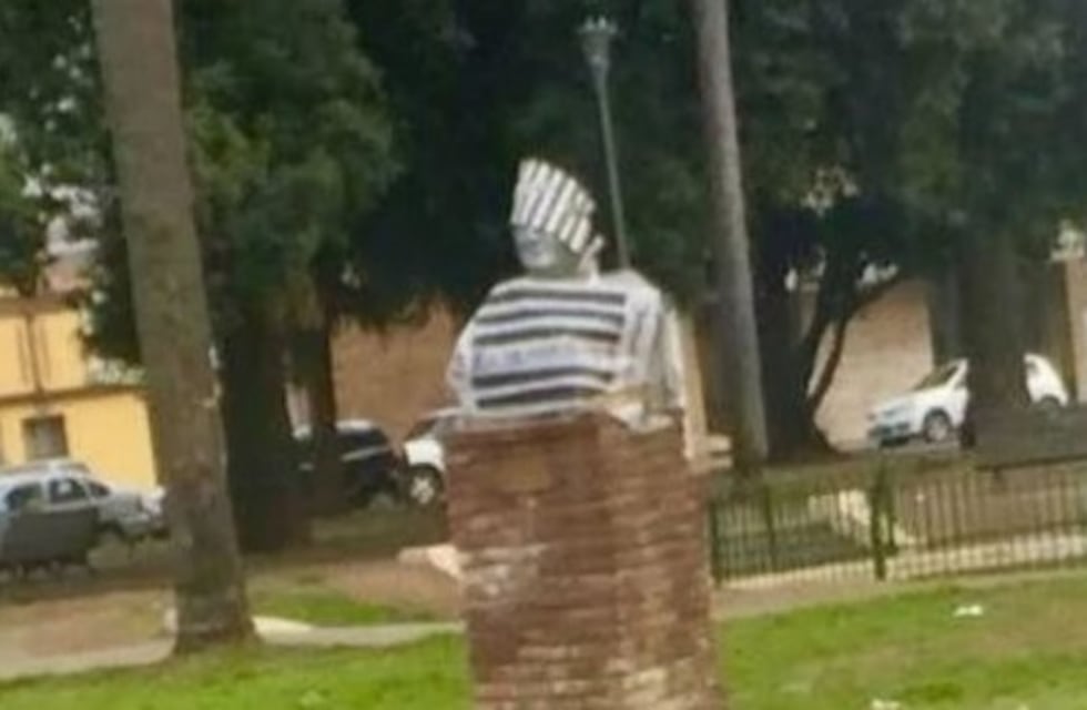 Traje a rayas para el busto de Kirchner en las Cuatro Plazas