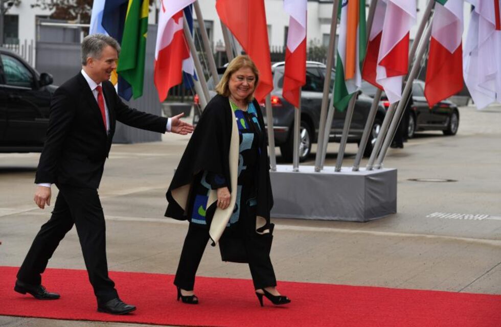 Tras reunirse con su par británico, Malcorra dijo que existen "diferencias muy grandes" por Malvinas