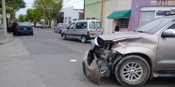 Una mujer heridas tras un choque entre una moto y una camioneta