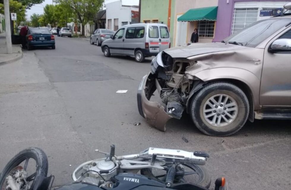 Una motociclista resultó herida tras chocar contra una camioneta