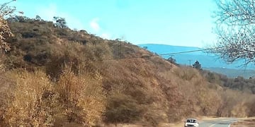 Incendio detrás de Keops en Carlos Paz\u002E (Foto: VíaCarlosPaz)\u002E