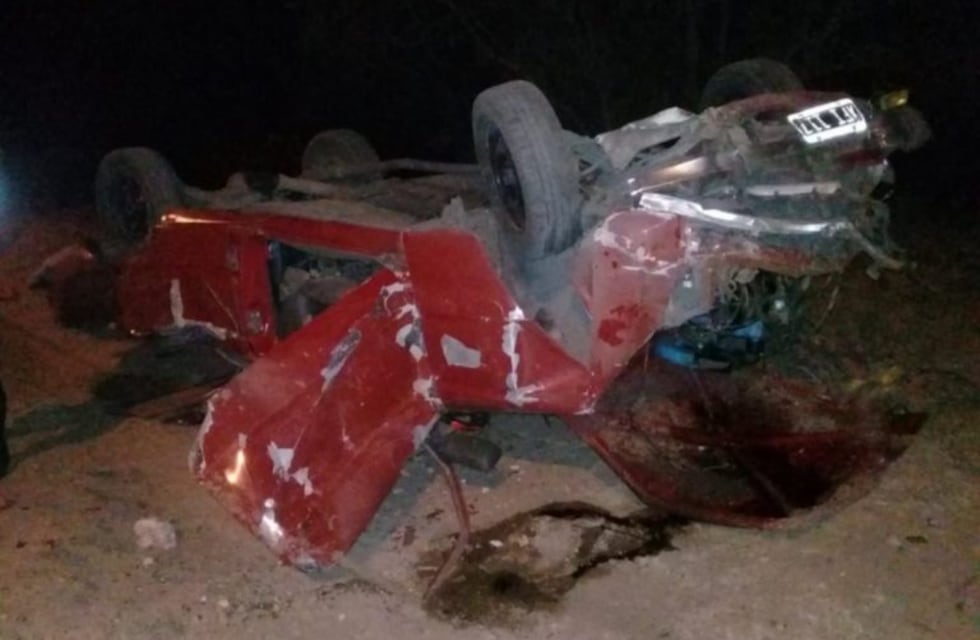 Un Ford Falcon volcó y quedó destruido
