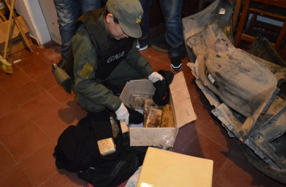 Arrestaron a dos personas por retirar una encomienda con marihuana en Rosario