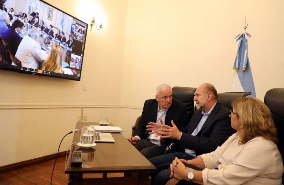 Perotti y sus ministros revisan la estrategia para prevenir coronavirus