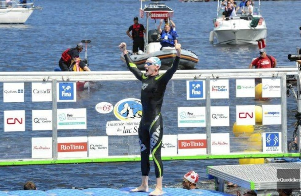 Guillermo Bértola y un gracioso relato de lo que le toca vivir mientras nada en aguas abiertas