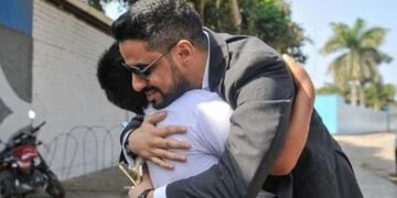 Un millonario le regalará una casa al nene peruano que hacía la tarea en la calle (Foto: web)