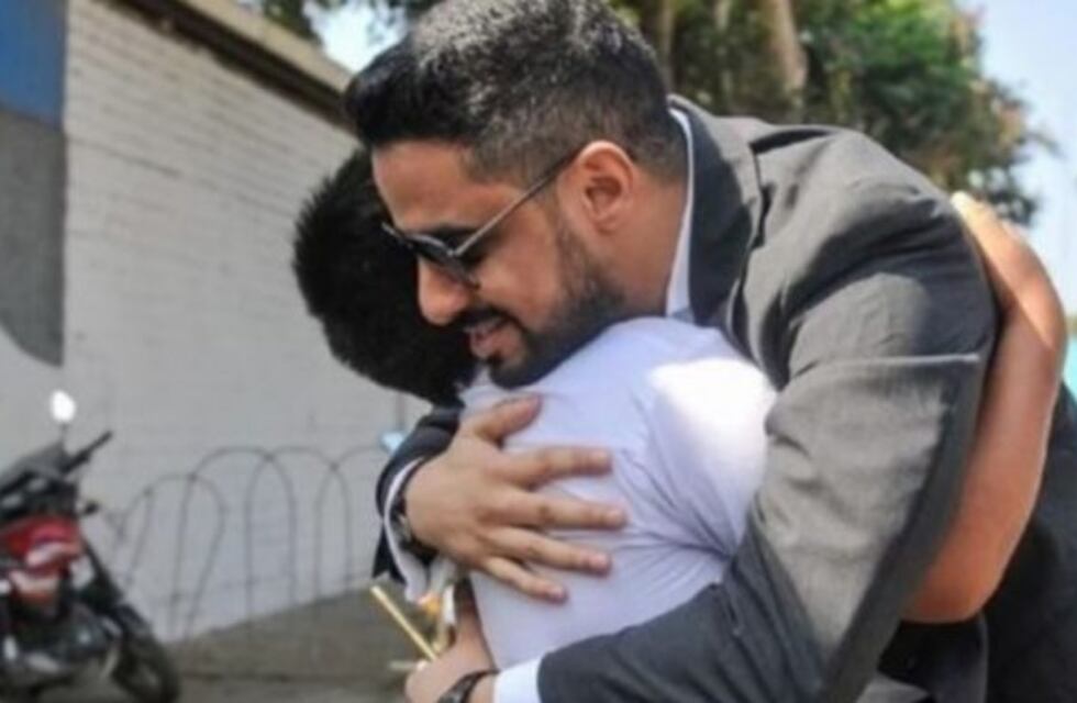 Un millonario le regalará una casa al nene peruano que hacía la tarea en la calle