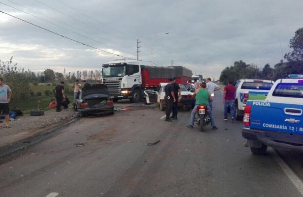 Apuntan al conductor de un BMW en una presunta persecución que terminó en un choque múltiple