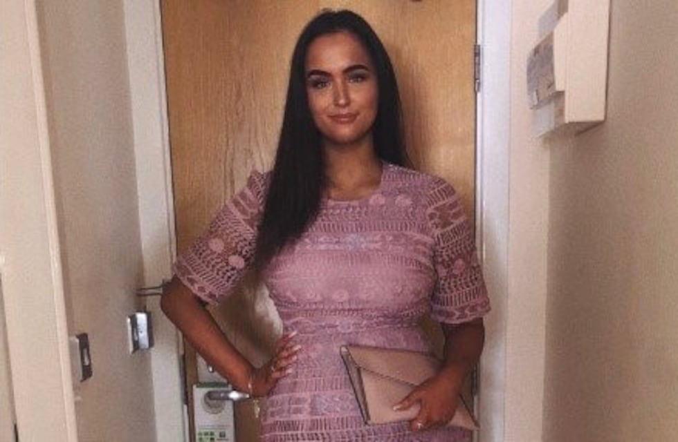 Discriminó a una mujer por el vestido que usó en Tinder y le respondió el diseñador