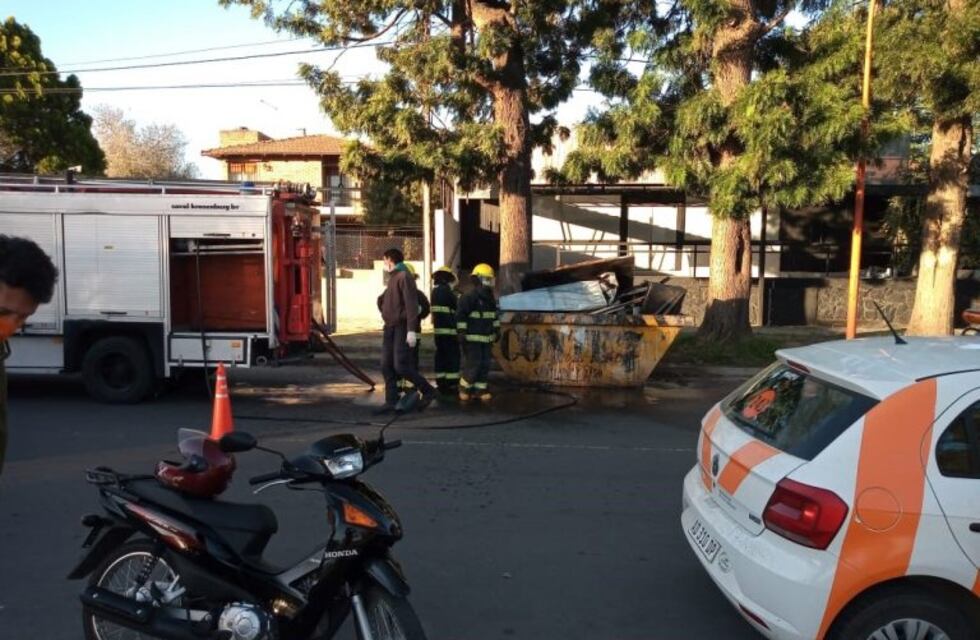 Se incendió un contenedor en la costanera de Carlos Paz