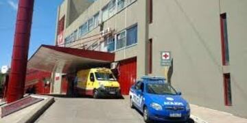 El efectivo policial, de 31 años, fue encontrado herido en Alberdi y trasladado al Hospital de Urgencias\u002E