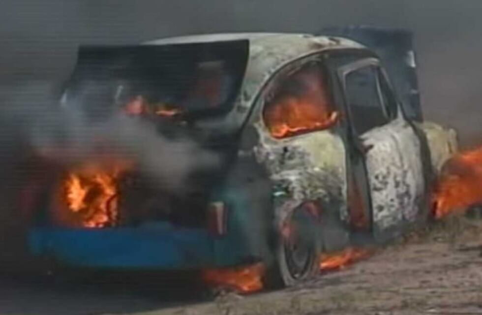 Bahía Blanca: no le arrancaba el auto y lo prendió fuego