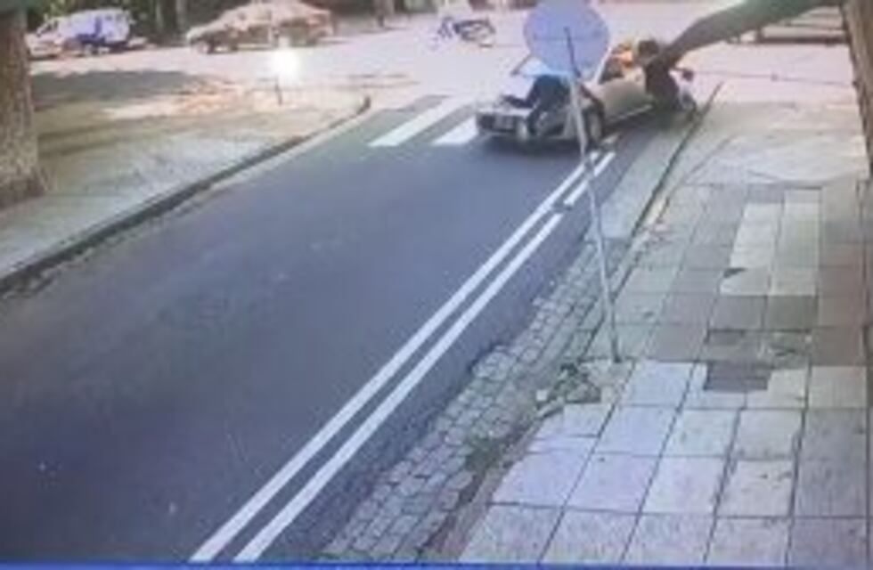 La atropellaron junto a su bebé cuando cruzaba con el cochecito en Parque Rivadavia: se salvaron de milagro
