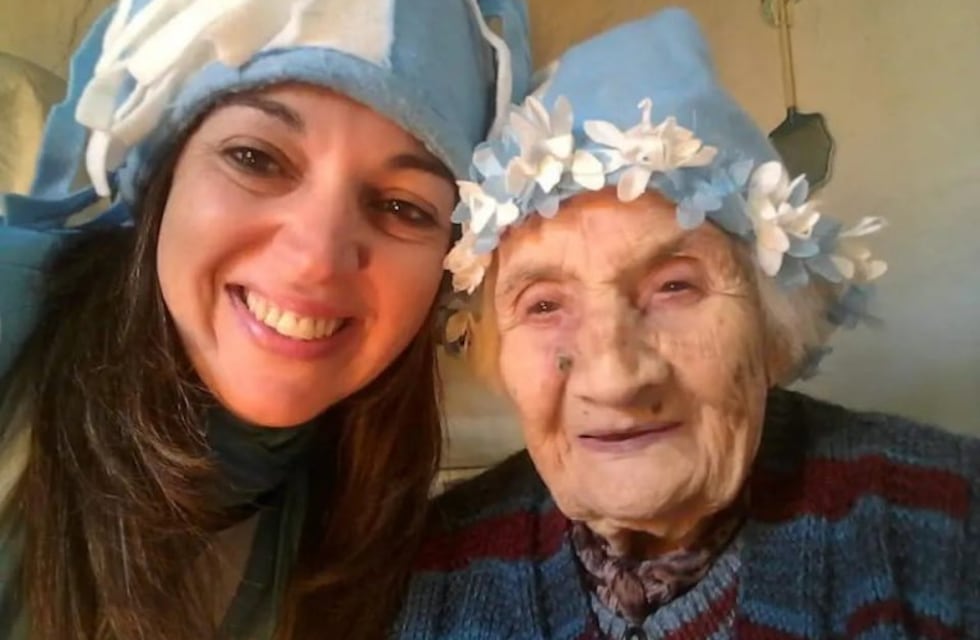Una mujer llevó a su vecina de 96 años a vivir con ella y ahora fabrican barbijos juntas