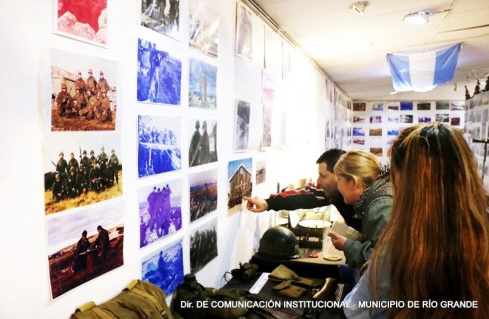 Se inauguró una muestra fotográfica sobre Malvinas en Río Grande