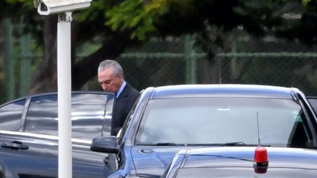 Brazilian President Michel Temer leaves the Jaburu Palace official residence towards Planalto Palace in Brasilia, on May 19, 2017.nTemer hoped to save his presidency Friday by persuading the corruption-riddled Congress to back him, despite growing calls for his head in the country's explosive new graft scandal. On Thursday, Temer emphatically refused to step down after the Supreme Court authorized a probe against him over allegations that he authorized paying hush money to already jailed Eduardo Cunha, the disgraced former speaker of the lower house of Congress. / AFP PHOTO / EVARISTO SA