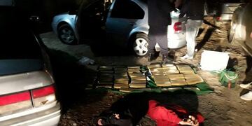 DYN01, BUENOS AIRES, 10/08/2017, CASI OCHENTA KILOS DE MARIHUANA DISTRIBUIDOS EN PANES OCULTOS EN EL ASIENTO TRASERO Y EN EL BAÚL DE UN AUTO, FUERON SECUESTRADOS POR LA POLICÍA DE LA PROVINCIA DE BUENOS AIRES TRAS UN OPERATIVO ENCUBIERTOS REALIZADO EN LA CIUDAD DE QUILMES, QUE DEJÓ COMO SALDO LA DETENCIÓN DE DOS HOMBRES DE NACIONALIDAD PARAGUAYA\u002E FOTO:DYN/M SEGURIDAD\u002E