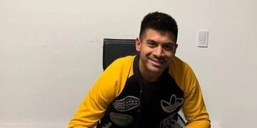 Brian Risso Patrón el día que firmó contrato con Berazategui\u002E (Foto Twitter Berazategui)