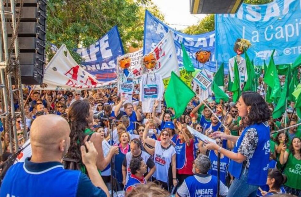 Docentes paran en reclamo de mejora salarial y preparan marcha en Santa Fe