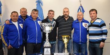 Intendente y miembros del club amistad