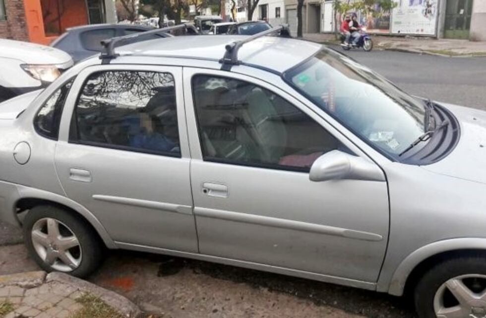 Casi le llevan al corralón el auto con su nena durmiendo dentro