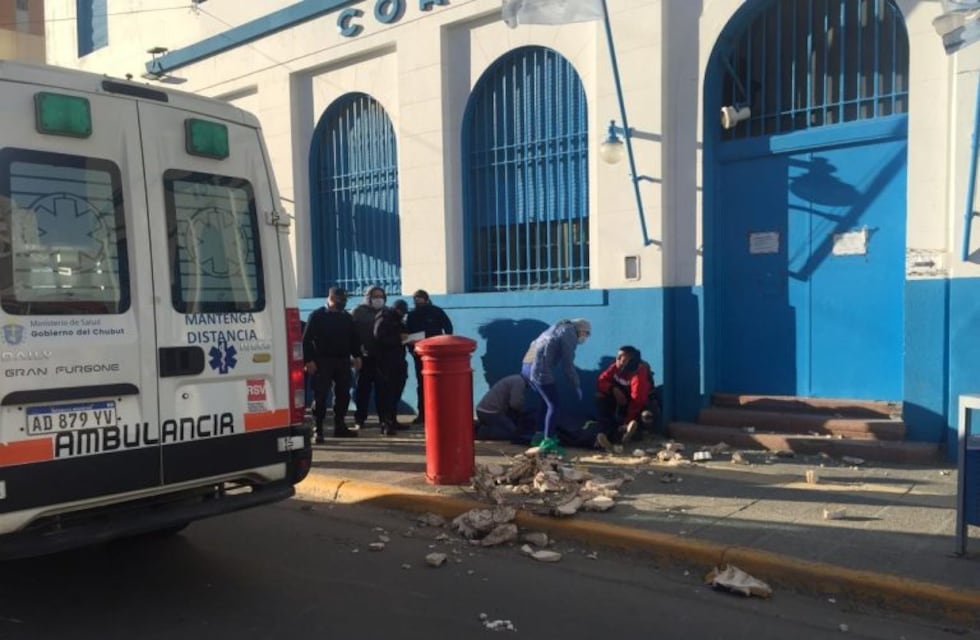 Una estructura del Correo Argentino cayó sobre un joven provocándole heridas graves