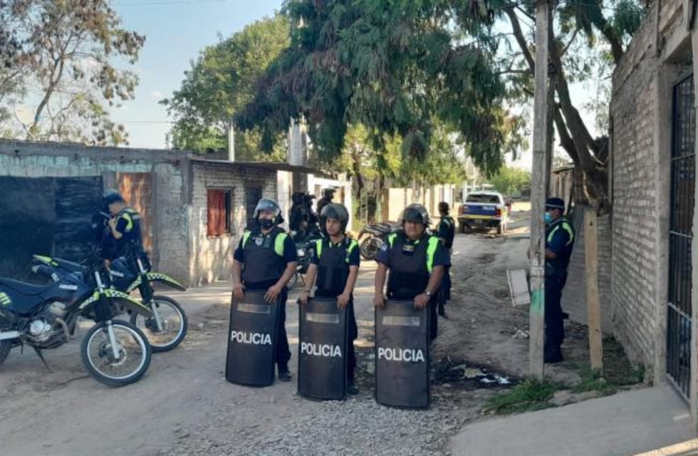Inseguridad: allanamientos por el robo de 12 postes de luz en la zona del Mercofrut