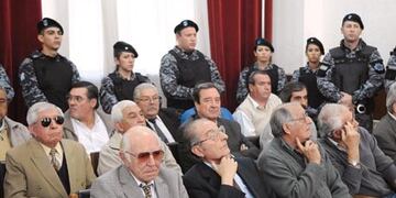 En primera fila, Luis Miret y Petra Recabarren, los dos primeros de izquierda a derecha