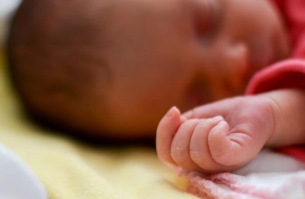 Una mujer murió electrocutada con su bebé en brazos