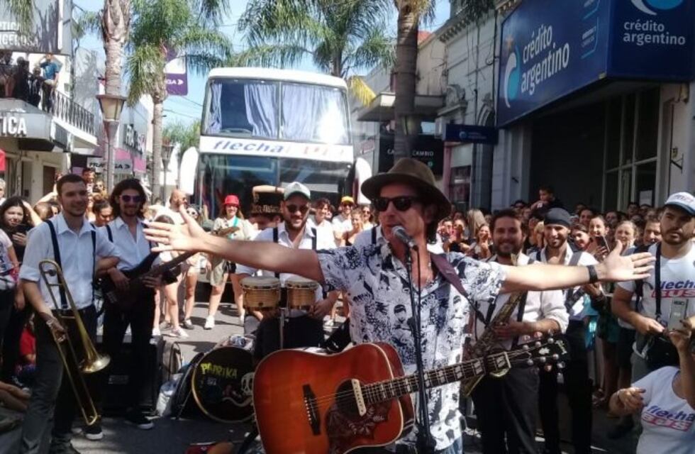 Coti Sorokín emocionó a Gualeguaychú con un recital en plena peatonal