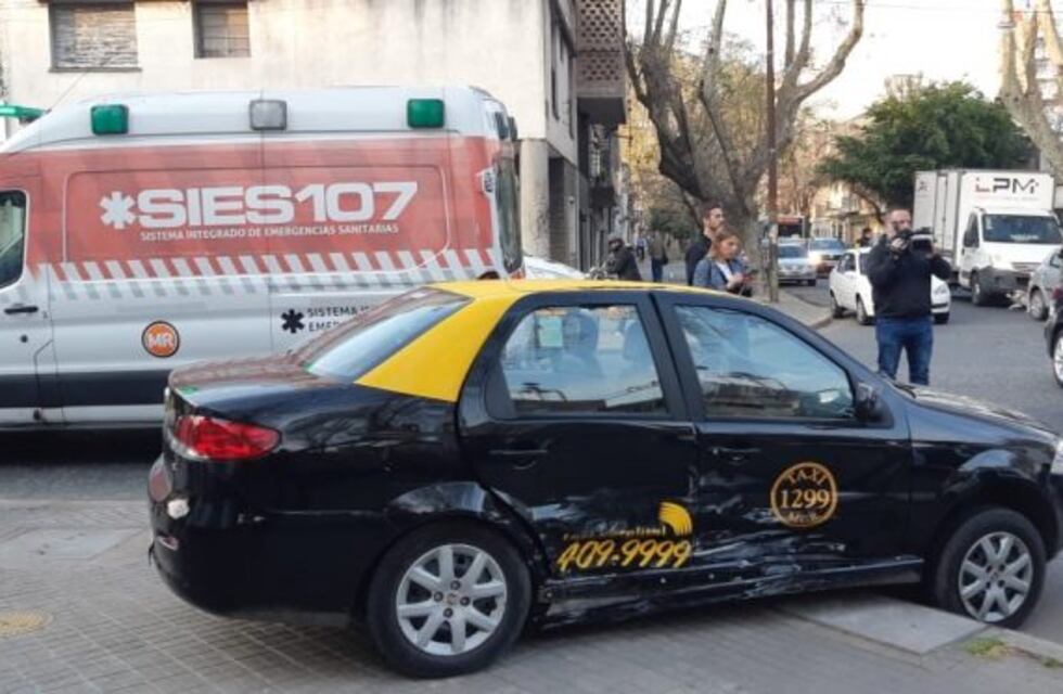 Auto embistió de lleno a un taxi y lo hizo volcar: cuatro heridos