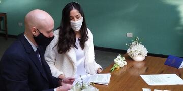 Brian Sangermano y Ariana Maldonado fueron la primera pareja en dar el sí en Rosario tras la cuarentena de 2020. (@belenbertero)