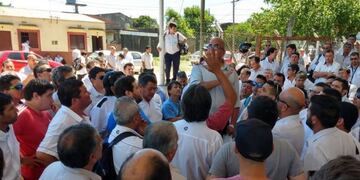 Choferes autoconvocados en la puerta del galpón de ERSA