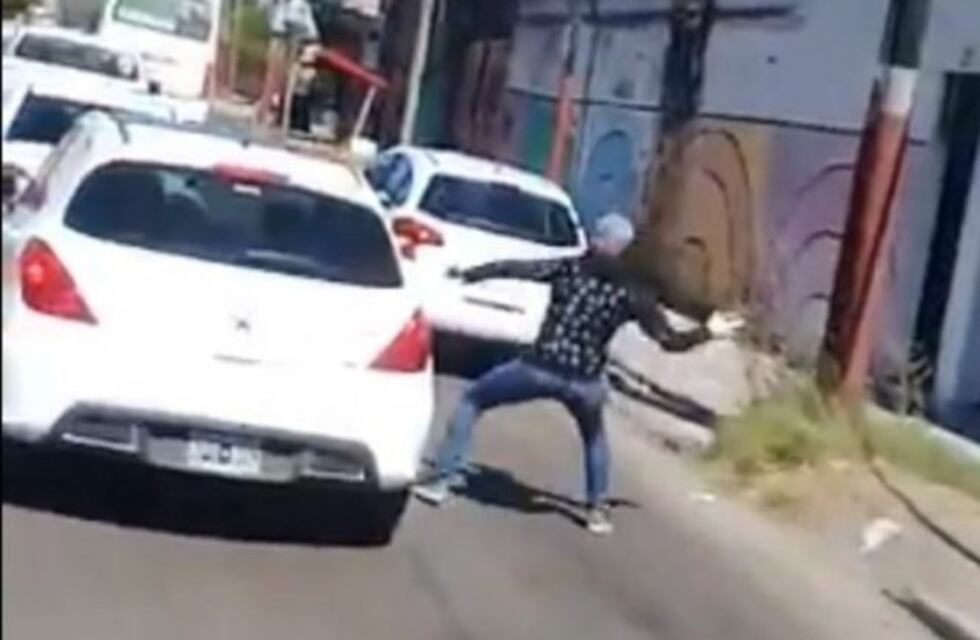 Motochorros atacaron a piedrazos un auto y robaron $40 mil