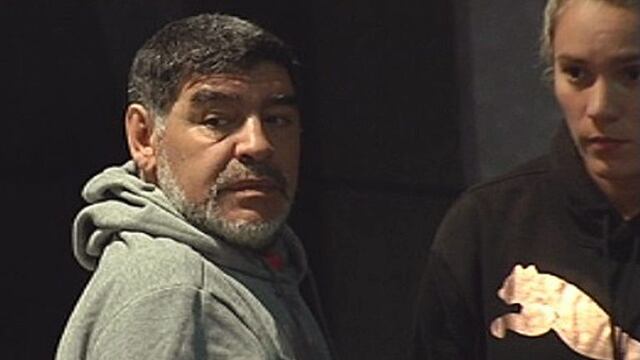 GRA360. MADRID, 13/02/2017.- El exfutbolista Diego Maradona junto a su novia Rocu00edo Oliva en el hotel de Madrid donde se hospeda. Maradona regresaru00e1 el pru00f3ximo miu00e9rcoles al Santiago Bernabu00e9u para ver desde el palco el Real Madrid-Nu00e1poles, un duelo marcado