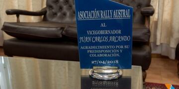 Plaqueta para el vicegobernador Arcando
