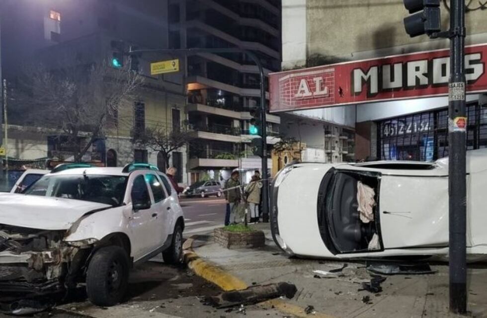 Dos heridos por un choque en Flores que terminó con un auto volcado