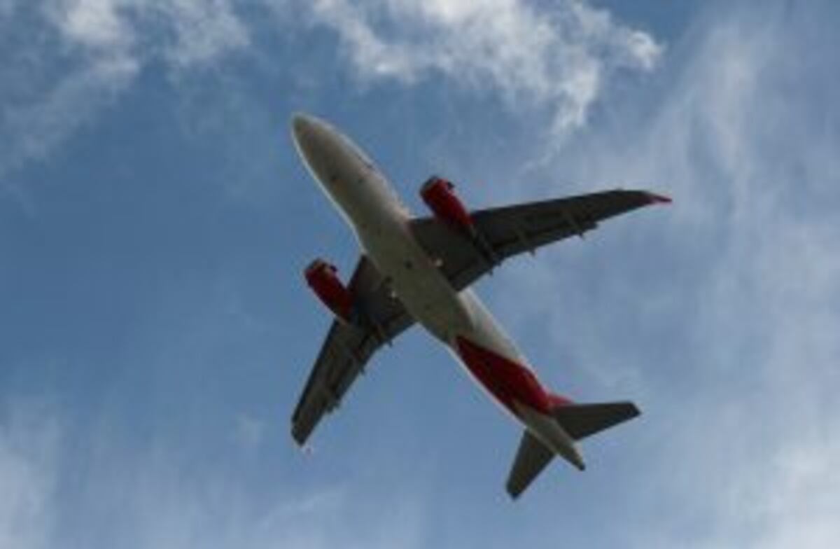 An aircraft of Colombian airline Avianca takes off from El Dorado Airport in Bogota, Colombia, June 6, 2016. REUTERS/John Vizcaino colombia avion de la linea aerea avianca aviones lineas aereas