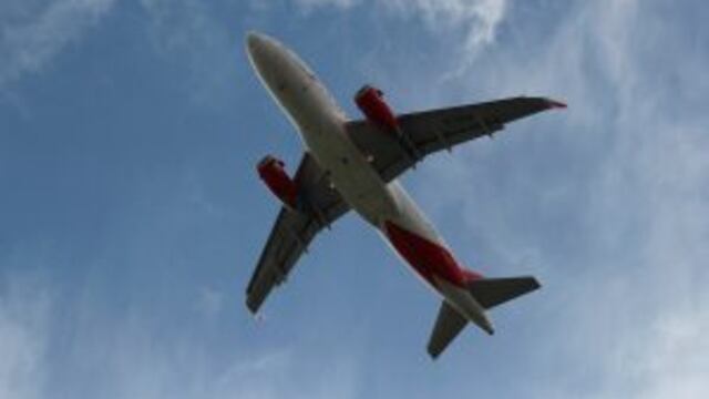 An aircraft of Colombian airline Avianca takes off from El Dorado Airport in Bogota, Colombia, June 6, 2016. REUTERS/John Vizcaino colombia avion de la linea aerea avianca aviones lineas aereas