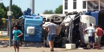 Impresionante choque de frente entre dos camiones en barrio Rucci