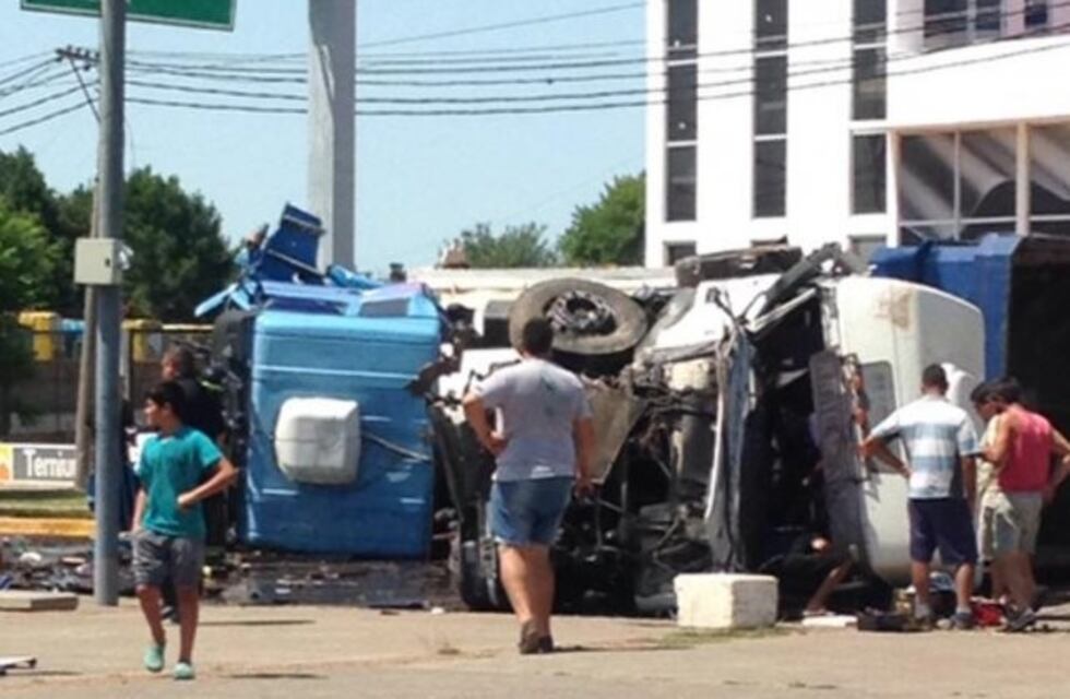 Impresionante choque de frente entre dos camiones en barrio Rucci