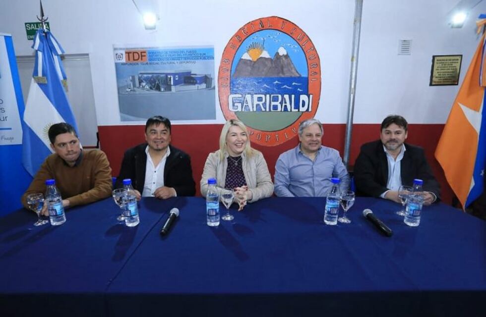 Bertone firmó el convenio para la construcción de un gimnasio para el club Garibaldi