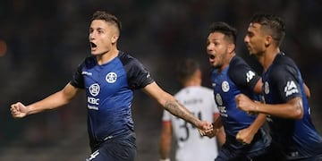 La defensa de Colón se cerraba cada vez más, y el que tuvo la llave fue Tenaglia\u002E