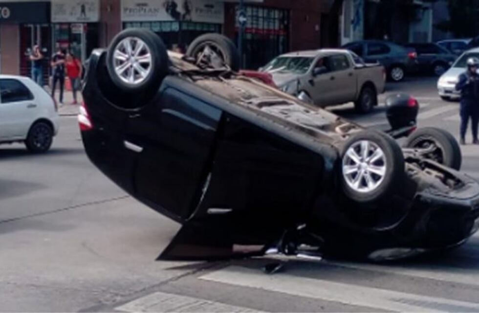 Córdoba: una mujer herida en espectacular vuelco