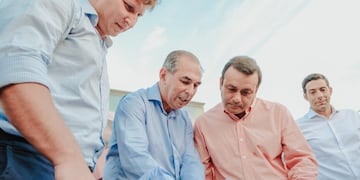 Firma de convenio entre Vialidad y el municipio de Posadas, que también refrendó el gobernador Herrera\u002E (Vialidad)